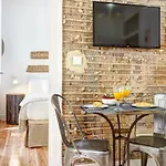 Downtown Lovers Apartments: Costa Do Castelo